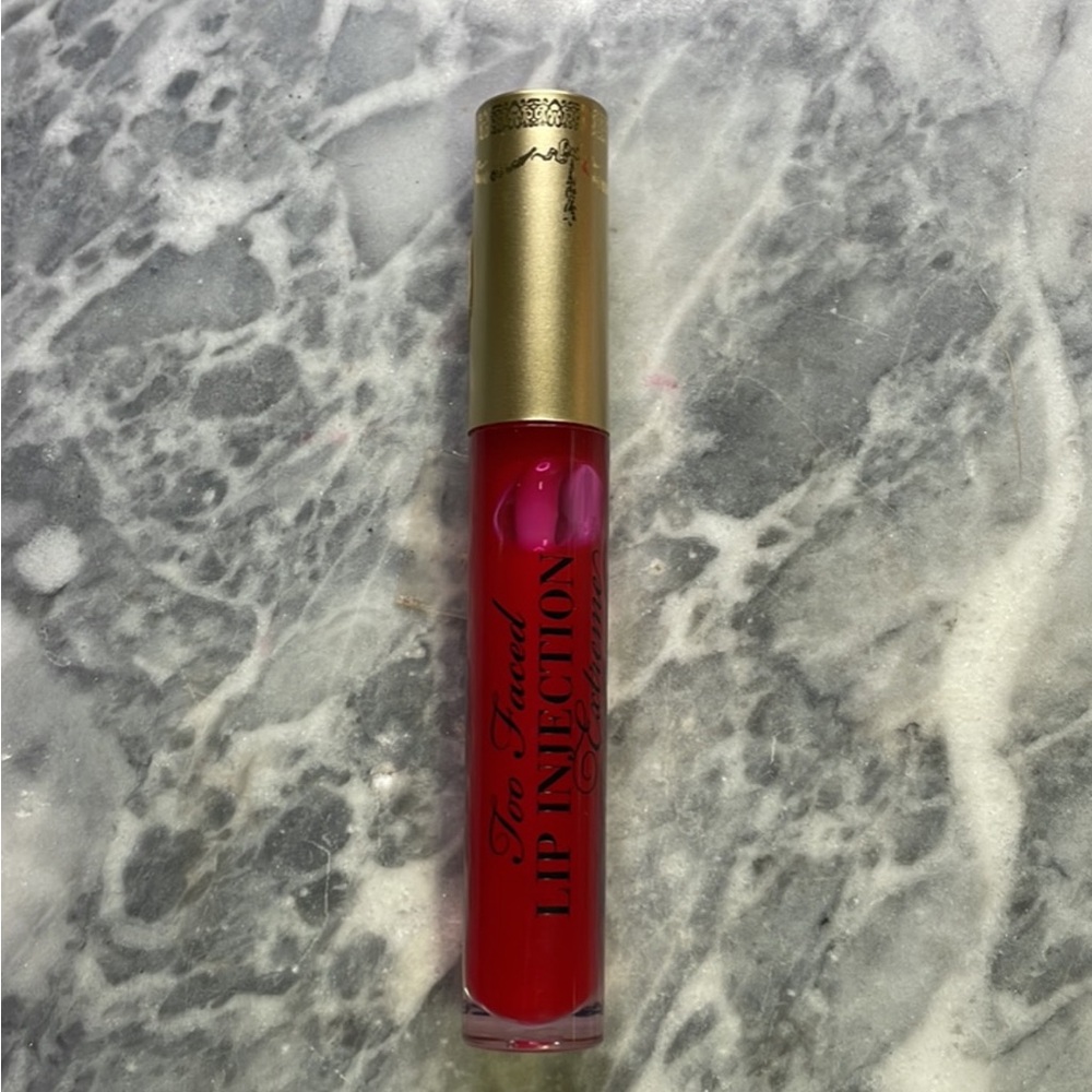 Too‎ Faced Lip Injection Extreme Strawberry Kiss